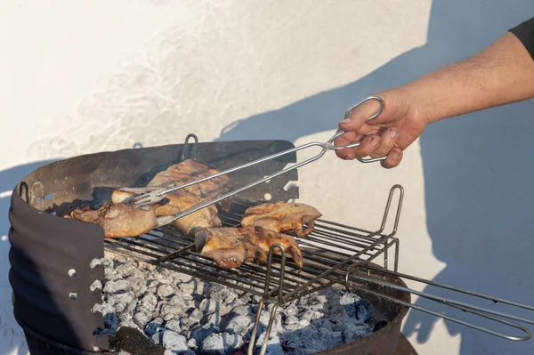 Menselijke Hand Met Behulp Van Metalen Tangen Barbecue Vlees Draaien — Stockfoto