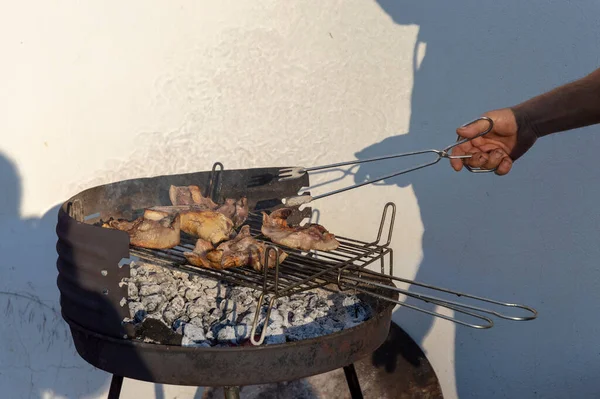 Mão Humana Usando Pinças Metal Para Transformar Carne Churrasco — Fotografia de Stock