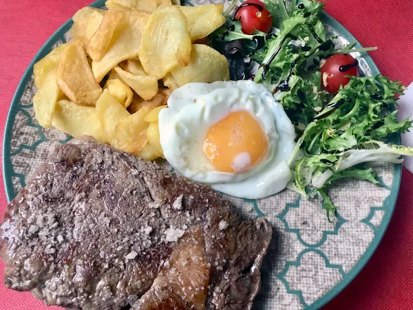 Restaurace Talíř Steakem Smaženým Vejcem Salátem Hranolky — Stock fotografie