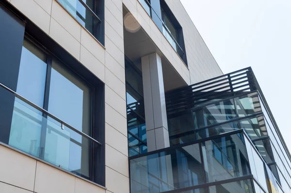 Geniş camlı modern bir ofis binasının ön cephesi