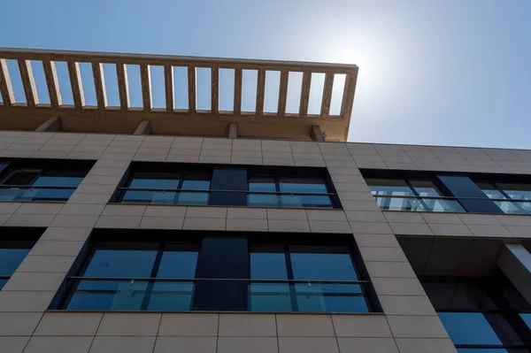 Geniş camlı modern bir ofis binasının ön cephesi