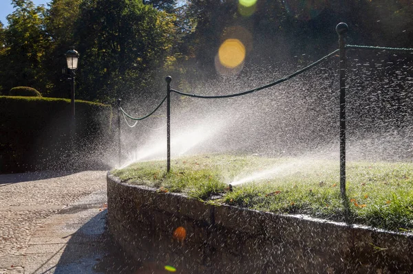 Sistema Irrigação Com Vários Aspersores Pulverizando Uma Chuva Água Gramado — Fotografia de Stock