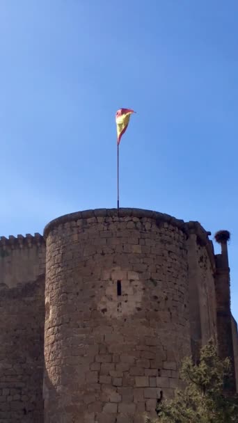 Spanyol Zászló Alatt Egy Fém Zászlórúd Vártoronyban — Stock videók
