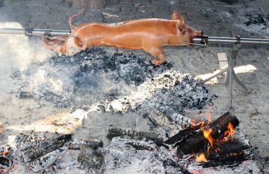 şiş üzerinde domuz