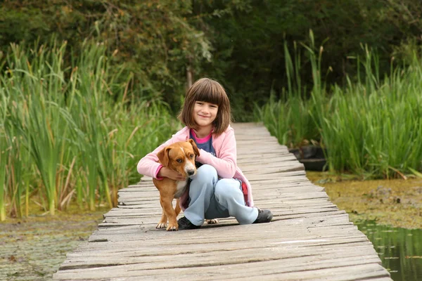 Κορίτσι με το σκύλο της — Φωτογραφία Αρχείου