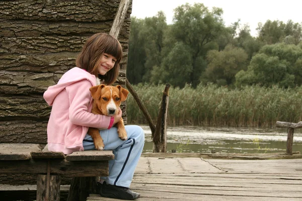 Meisje houdt van een hond — Stockfoto