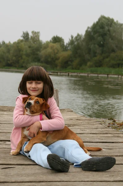 Девушка держит собаку — стоковое фото