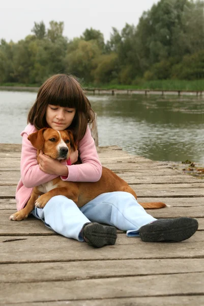 Meisje houdt van een hond — Stockfoto