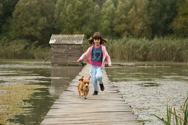 Dívka a pes běží — Stock fotografie