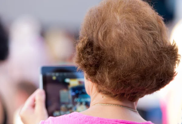 Donna anziana con tablet — Foto Stock