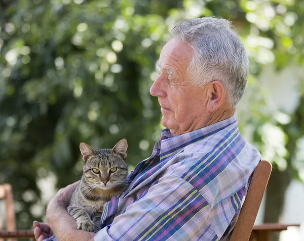 Senior man with cat — Stock Photo, Image