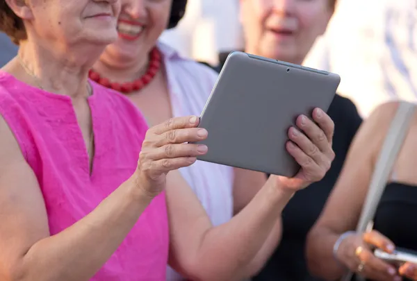 Tablet ile yaşlı kadın — Stok fotoğraf