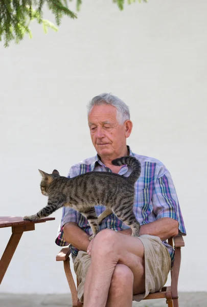 Homem sênior com gato — Fotografia de Stock