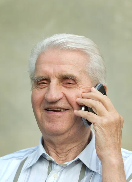 Gepensioneerde m/v met mobiele telefoon — Stockfoto