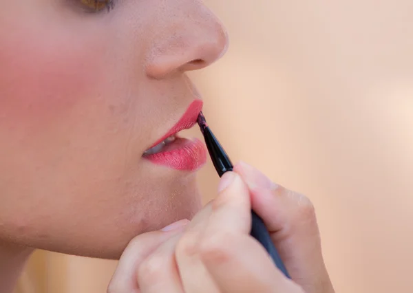 Maquiagem artista aplicar batom ao modelo — Fotografia de Stock