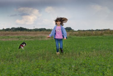çimenler üzerinde çalışan