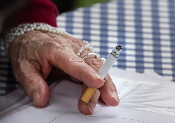 Kvinna med cigarett — Stockfoto