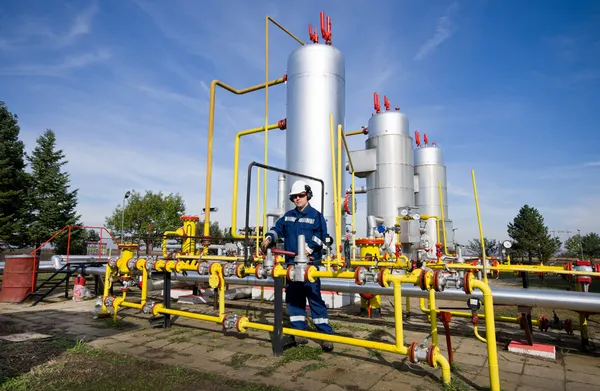 Trabajador de la industria del petróleo y el gas — Foto de Stock