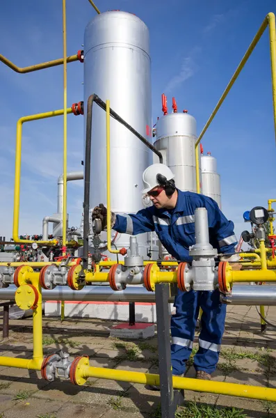 Trabajador de la industria del petróleo y el gas — Foto de Stock