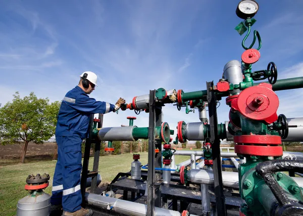 Trabajador de la industria del petróleo y el gas — Foto de Stock