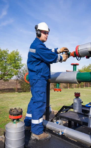 Trabajador de la industria del petróleo y el gas — Foto de Stock