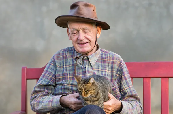 Starý muž s kočkou — Stock fotografie
