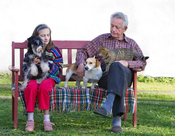 Девочка и ее дедушка с домашними животными — стоковое фото