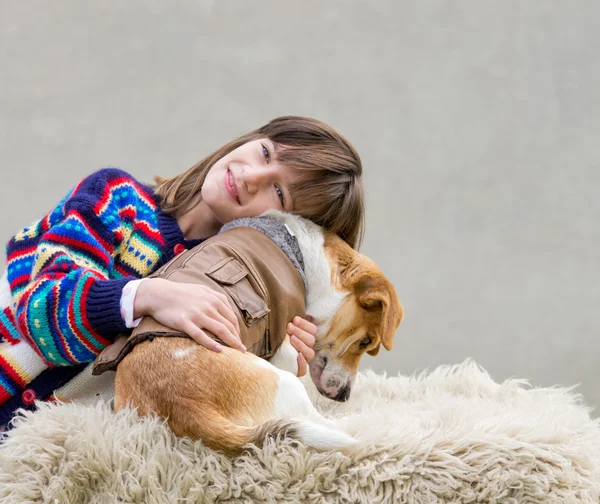 Meisje knuffelen haar hond — Stockfoto