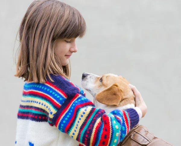 Menina e seu cão — Fotografia de Stock