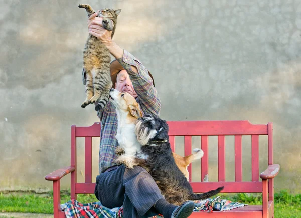 Man med katt och hund — Stockfoto