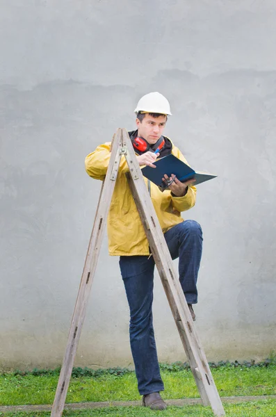 Ingenieur lehnte sich an Leiter — Stockfoto