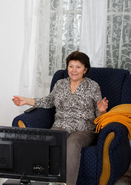 Frau vor dem Fernseher — Stockfoto