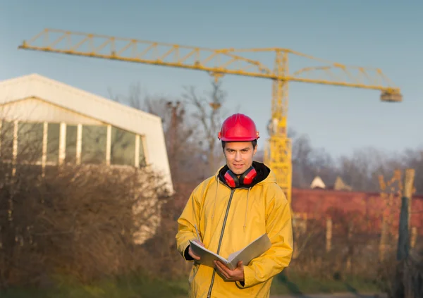 Инженер на строительной площадке — стоковое фото