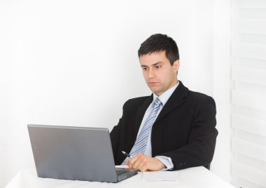 işadamı laptop arıyorum