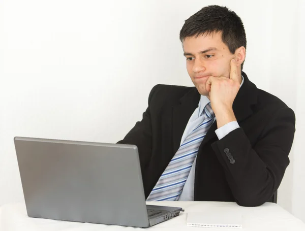 Geschäftsmann schaut auf Laptop — Stockfoto