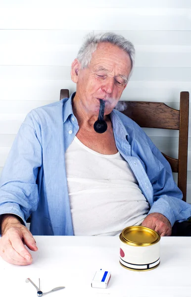 Yaşlı adam pipo içiyor. — Stok fotoğraf