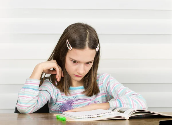Girl doing homework — Stock Photo, Image