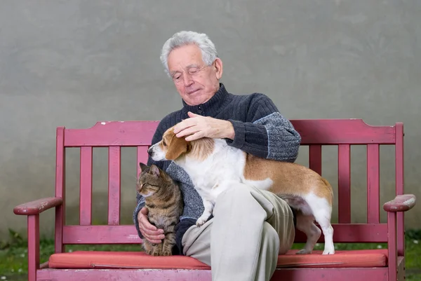 Uomo anziano con animali domestici — Foto Stock