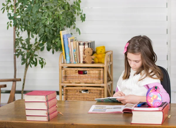 Ragazza che scrive nel quaderno — Foto Stock