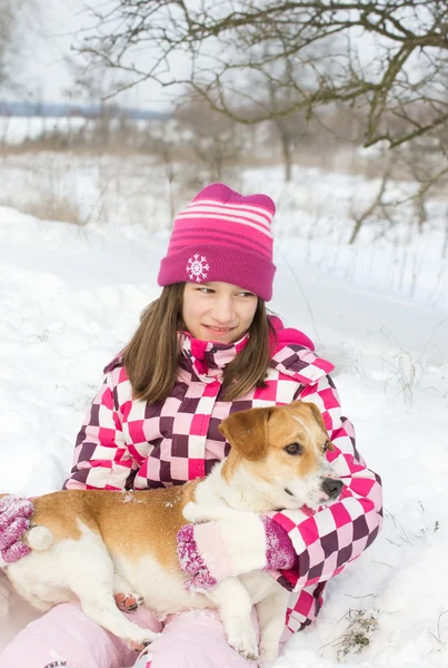 Flicka och hund på snö — Stockfoto