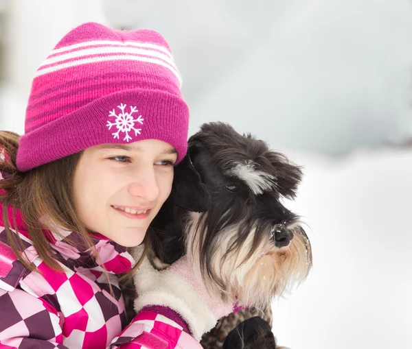 Fille étreint son chien — Photo