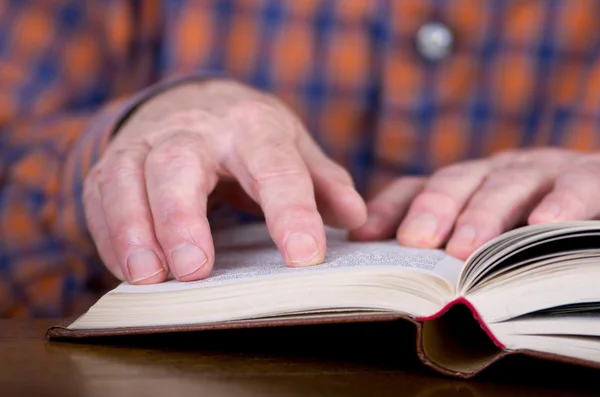 Reading book — Stock Photo, Image