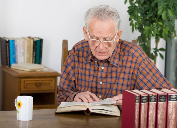 Reading book — Stock Photo, Image