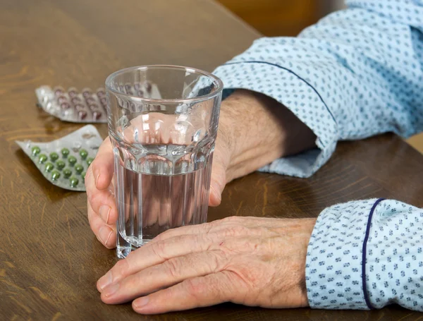 Piller och glas vatten — Stockfoto