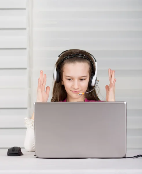 Ragazza sorridente con computer portatile — Foto Stock