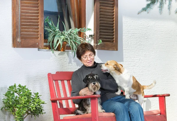 Mulher sênior com cães — Fotografia de Stock