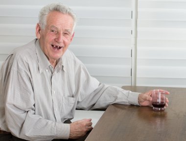 Old man gülüyor