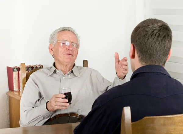 Alter Mann im Gespräch — Stockfoto