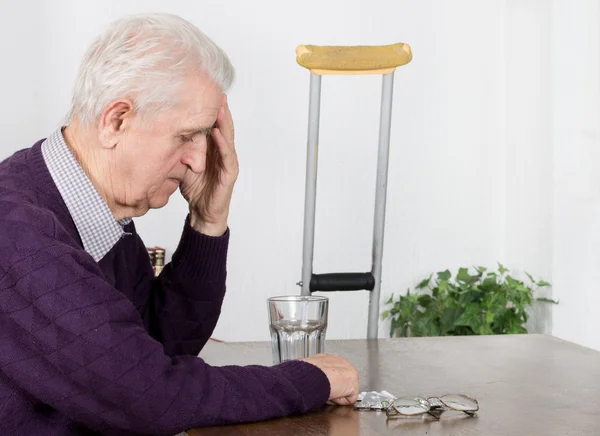 Gammal man med huvudvärk — Stockfoto