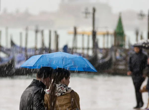 Couple avec parapluie — Photo